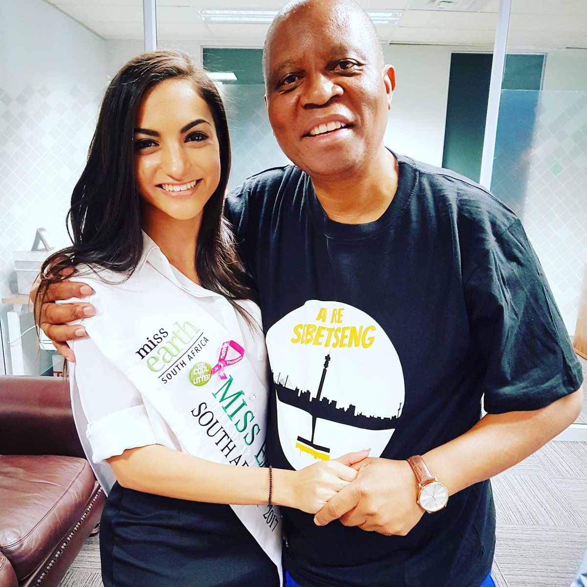 missearth_sa's tweet photo. Spending nxt few hrs w @HermanMashaba taking responsibility to clean our city taking action against waste. #AreSebetseng #WasteStopsWithME https://t.co/w9GWE7RsxH