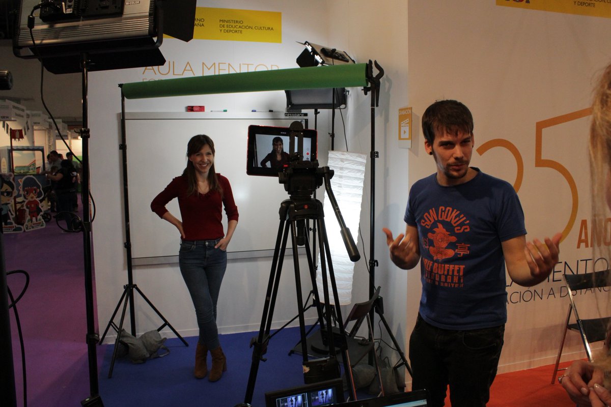 AulaMentor_sede's tweet photo. Hoy en #SIMO2017, el equipazo de @2cilindros nos enseña cómo hacer un vídeo educativo en sencillos pasos. Desde el guión, hasta la edición 🎥 https://t.co/FoftEJSanS