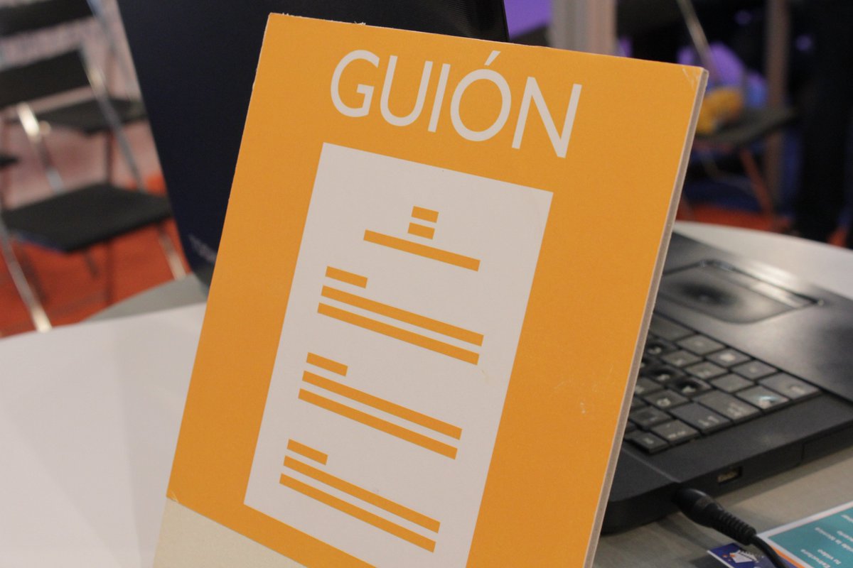 Hoy en #SIMO2017, el equipazo de <a href="/2cilindros/">2Cilindros</a> nos enseña cómo hacer un vídeo educativo en sencillos pasos. Desde el guión, hasta la edición 🎥