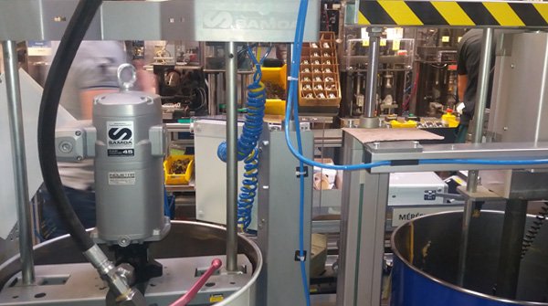samoaindustrial's tweet photo. SAMOA pneumatic pump PM45 with air operated double post inductor, transferring NLGI II grease from a drum in a factory.
#SAMOA #grease #PM45 https://t.co/XqGFYePygB