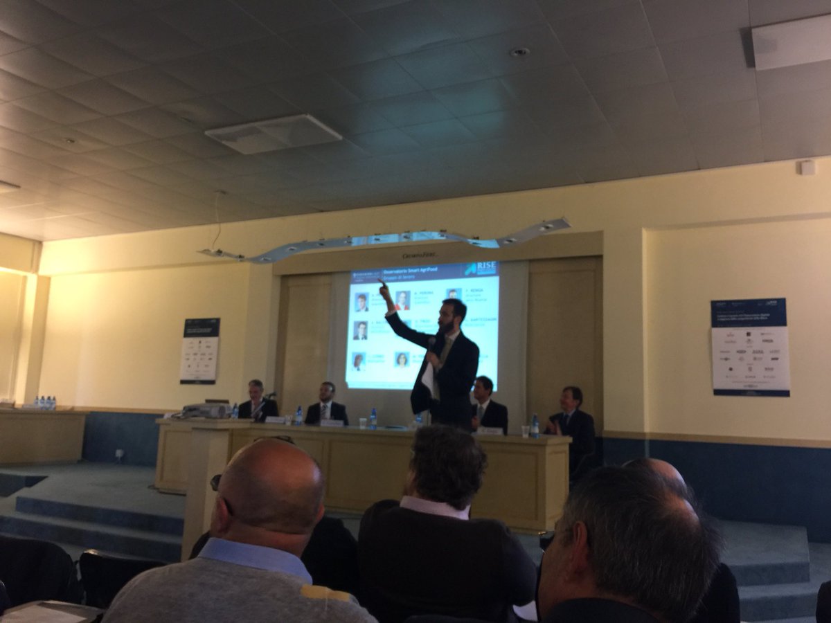 mbellini3's tweet photo. .@FilippoRenga chiude i lavori e ringraziamenti e applausi a relatori e al gruppo @Osserv_Digital #OSAF17 https://t.co/D4TgavE7Y9