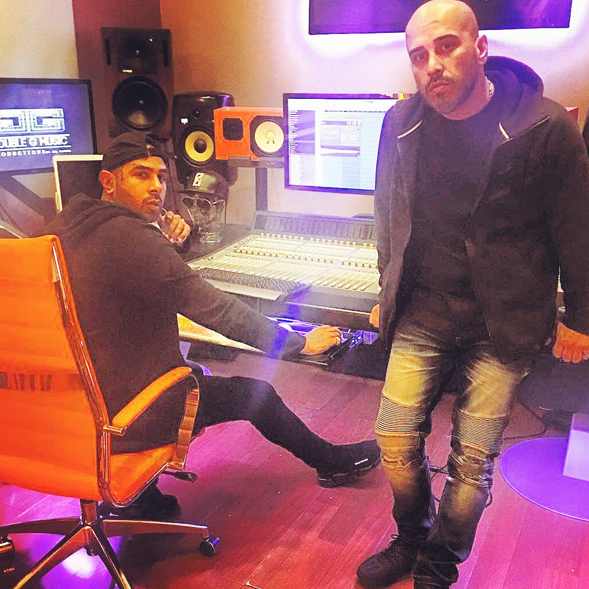TeamIME's tweet photo. #Empresario  @DmingoMusica  junto al productor y su cliente #YoungHollywood en el #studio #Music #Manejo  #LatinTrap https://t.co/AJPGrnThaz