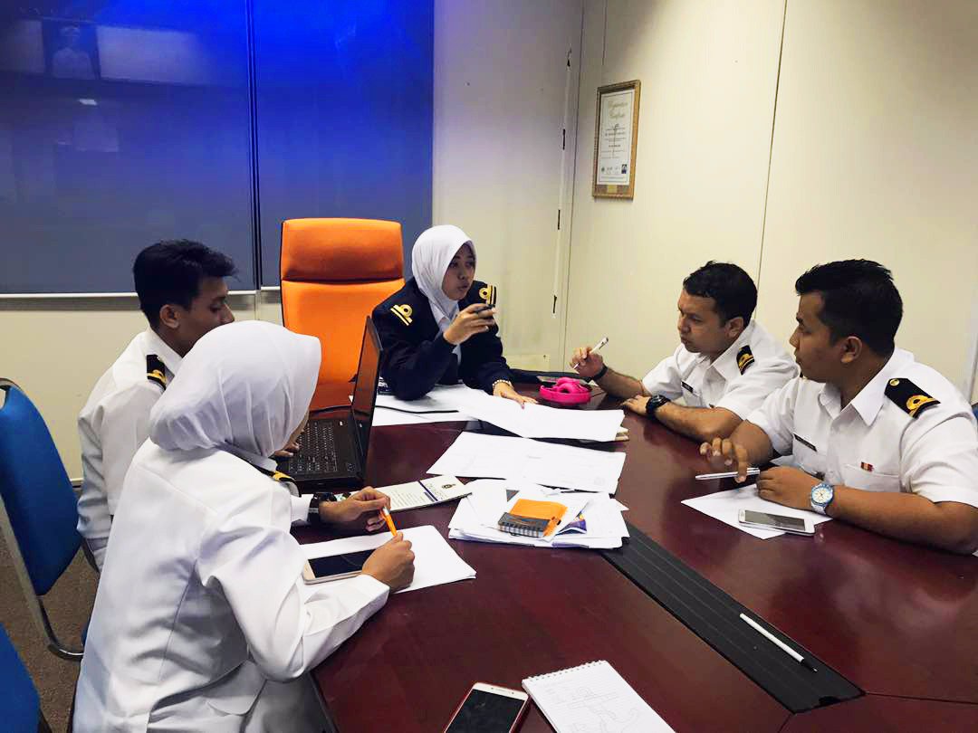 hairihassan86's tweet photo. Finalizing concept for MyPSSTLDM apps project with PSSTLDM RnDteam to support 15to5 &amp; PSSTLDM transformation prgrm @mykamarul @KhirJunaidi https://t.co/RWIGuSvw6r