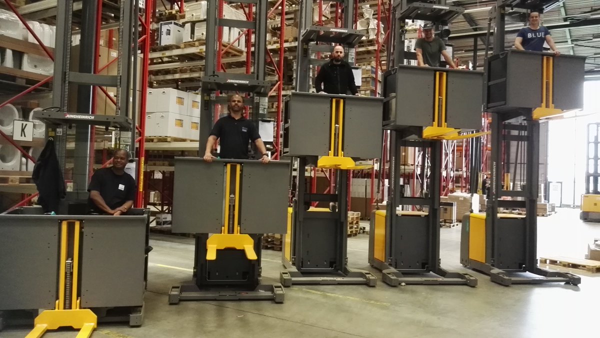SolarNL's tweet photo. Behind the scenes; Door de inzet van deze nieuwe efficiënte Hoogbouw verzameltrucks kunnen wij jullie op logistiek gebied optimaal bedienen! https://t.co/iEn4a95Jer
