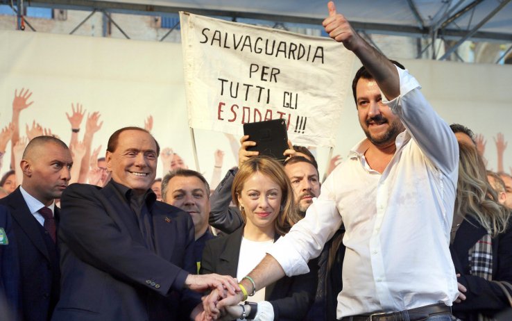 Giorgiolaporta's tweet photo. #Renzi trema: una #simulazione fatta in Senato afferma che il #centrodestra vincerà il 100% dei seggi del #Nord: https://t.co/PVLCfYXirA https://t.co/YY1xAyGnkv