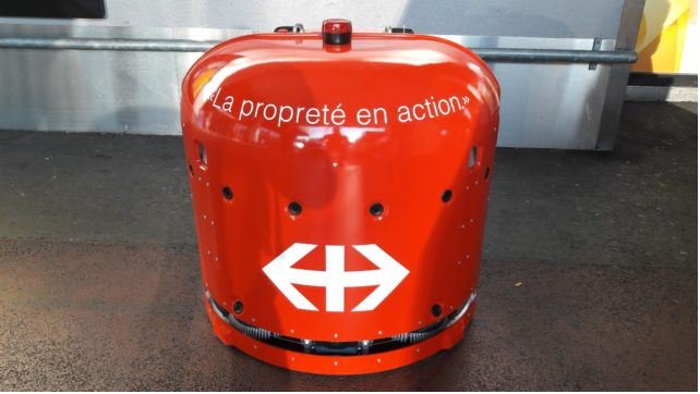 Matthi_Peter's tweet photo. Propreté à #Genève Aéroport. Robot et #cff collaborateurs nettoient de concert: https://t.co/L2x8MEZxB4 https://t.co/G0ofuzyxsL