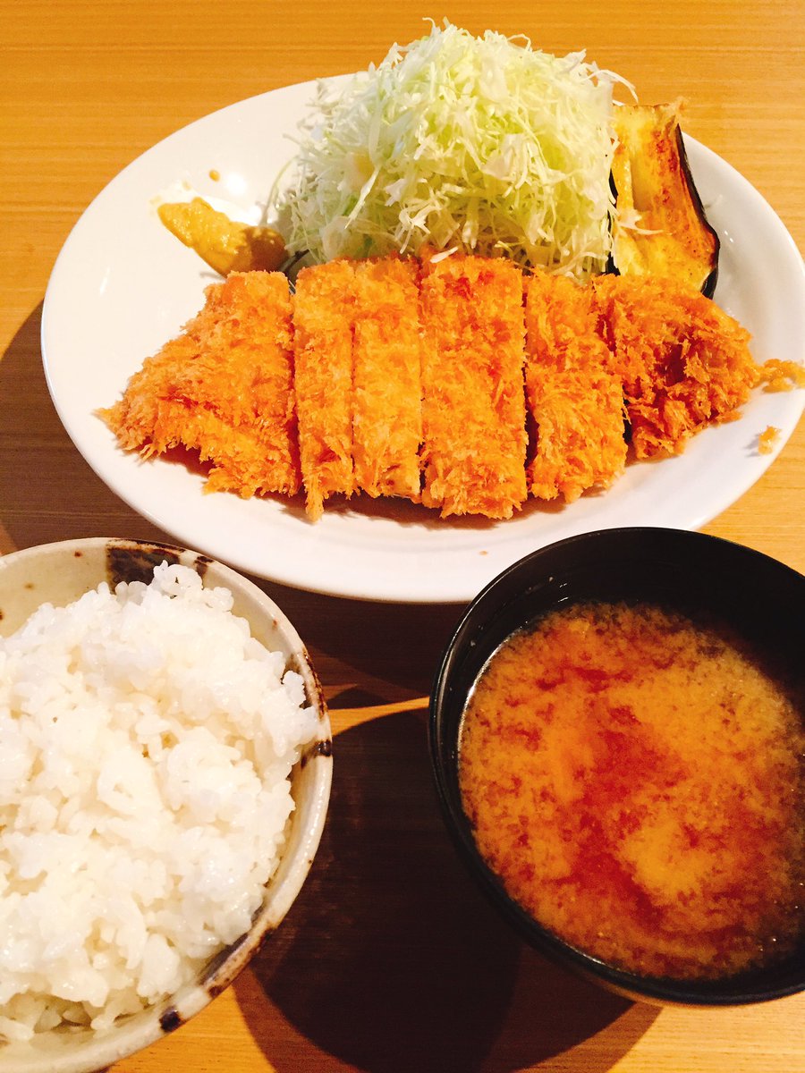 pampukinhat's tweet photo. 渋谷区恵比寿【ろくまる 五元豚】
『ロースかつ定食』
サックサクで大きいトンカツが絶品！！

#グルメ #飯テロ #トンカツ #ロースかつ #お腹ぺコリン部 #恵比寿 #夕飯 https://t.co/0ILZnv3QRs