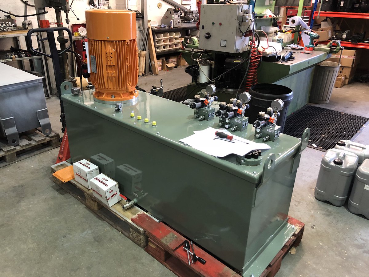 laptorobT's tweet photo. Bespoke power pack almost ready to be shipped into a large OEM in Europe. Painted to their current RAL specs...looks quite smart we think! https://t.co/Dx7ZNDypM7