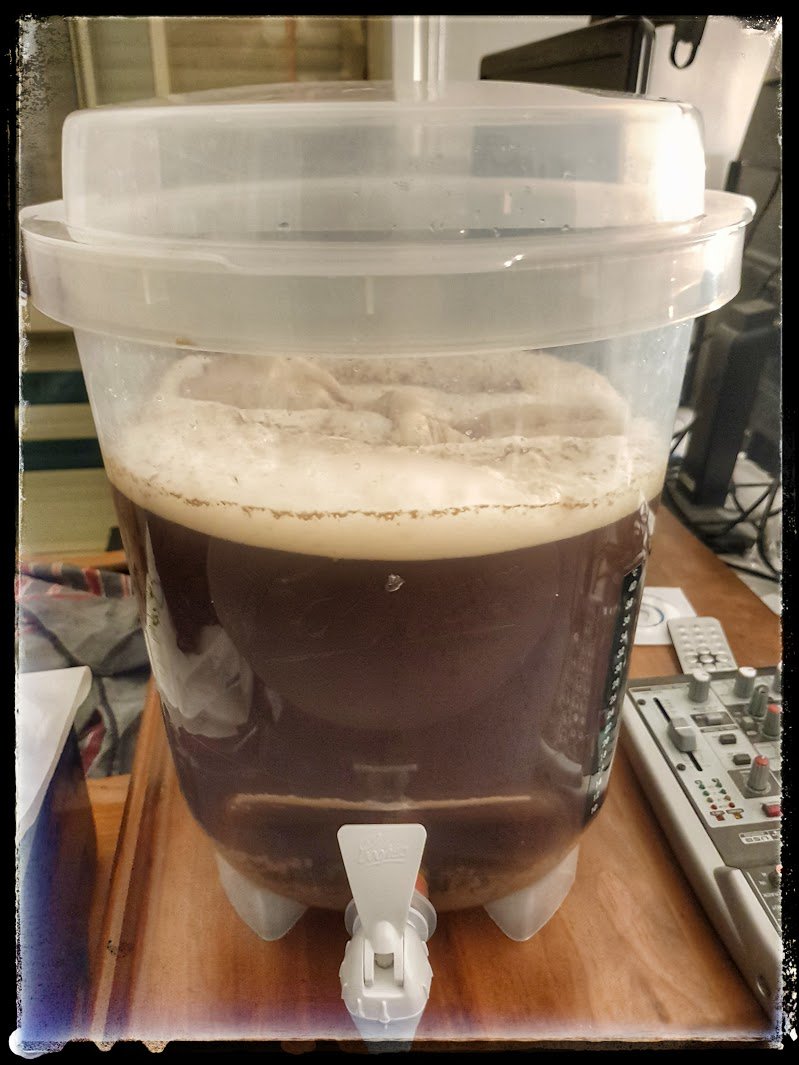 _hoppyjo's tweet photo. My first yeast harvesting going strong on new brew. Get the most from your yeast. #homebrew #diybeer https://t.co/h1bj5maQTT https://t.co/S3J8g1QG1T