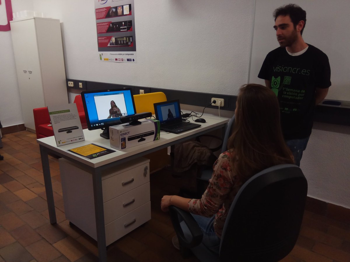 CoralCalero's tweet photo. Flipando con las cosas  de los chicos de @vision_cr , hasta las 14 en el TechLab. No os lo perdáis. Otra fantástica actividad de la @esiuclm https://t.co/UJnUNegjiO
