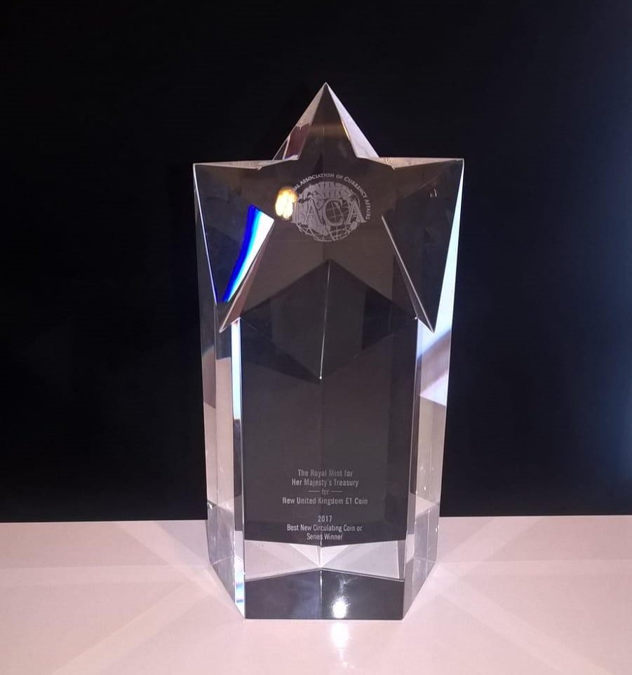 RoyalMintUK's tweet photo. We are delighted that the #newpoundcoin has been awarded the #IACA 'Best New Circulating Coin' at the 2017 Coin Conference! #CoinConf https://t.co/FUbRpIHDkz