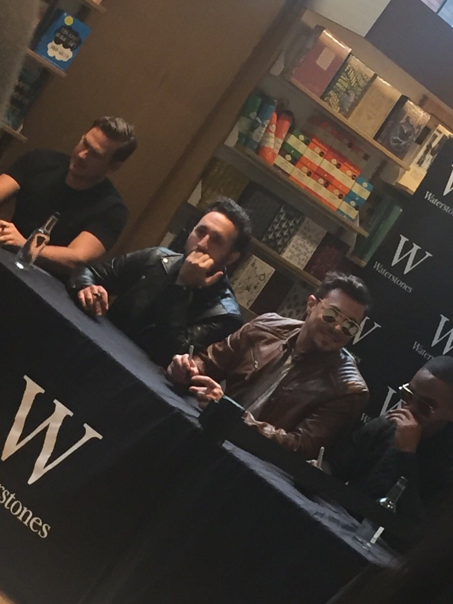 Courthayes199's tweet photo. Take me back to Saturday Im missin these too much already😥💙 #allriseourstory @OfficialLeeRyan @simonwebbe1 @MrDuncanJames @AntonyCosta https://t.co/S3iUbQ9Gfc