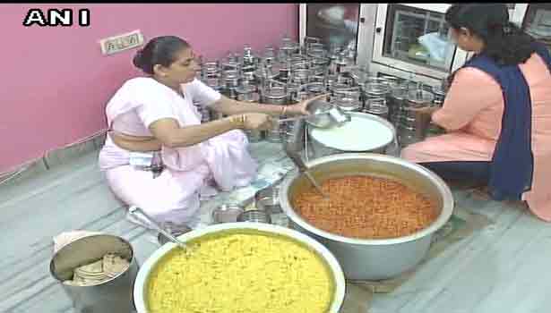 maalaimalar's tweet photo. ரெயில் விபத்தில் பலியான மகனின் நினைவாக 5 ஆண்டுகளாக இலவச உணவு வழங்கும் பெற்றோர்
https://t.co/somKLacTiD
#coupleservice #tiffin #seniorcitizen https://t.co/QOVGaUuP7P
