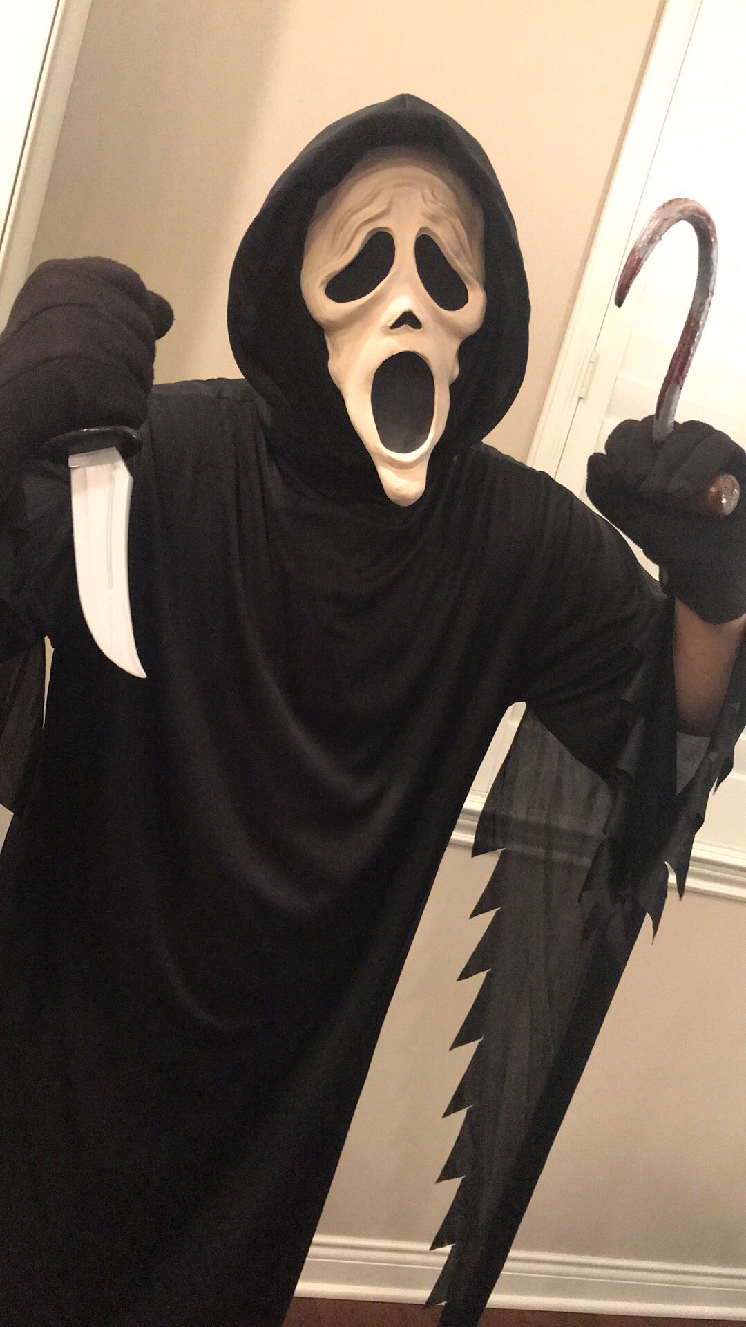 omvatten Vesting kaping Gianni Belotti (Speems) on Twitter: "My Halloween costume this year. # scarymovie #ghostface #wassup #spoof #costume (mask made by Rony Massart)  https://t.co/BvVllrt6Nh" / Twitter