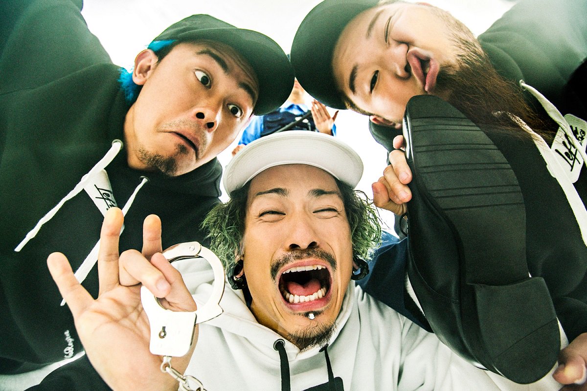 decolum_staff's tweet photo. WANIMAニューアルバム「Everybody!!」(読み:エビバデ)開催しまーす!!チカラー!!https://t.co/2CFNm2Hf01 #WANIMA #verybody #エビバデ #刑事ゆがみ #WANIMAのCMスマホでつくる https://t.co/hDDFqClGGb