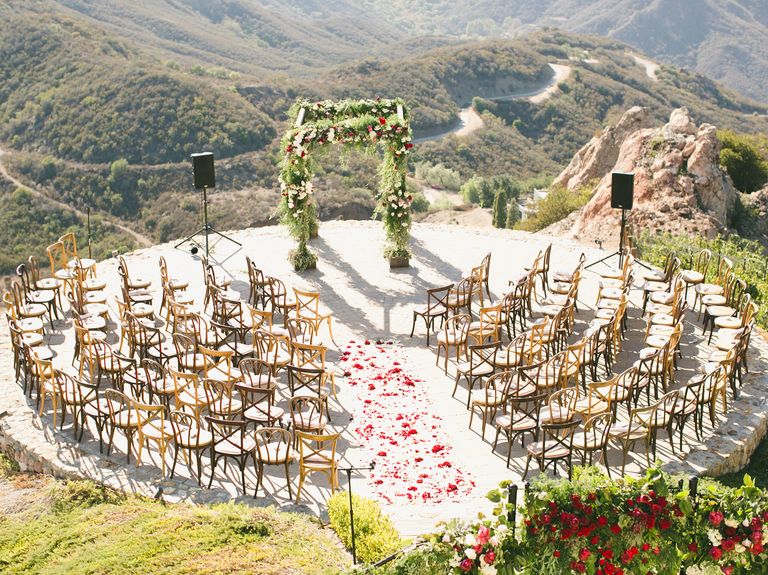 theknot's tweet image. 8 out-of-the-box ceremony seating arrangements: trib.al/rdnUtaJ