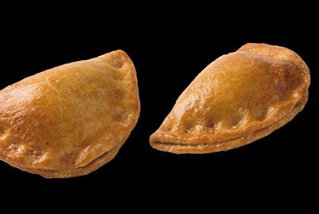Madripan_pan's tweet photo. Bollería salada para compartir en las reuniones informales #miniempanadilladepisto #variedad #bolleriasalada #minibocados https://t.co/IAted7IlI4