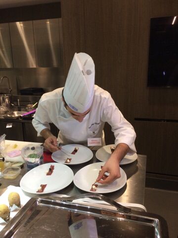 BlogFoieGras's tweet photo. Dimitri Carrozza présente sa #recette de #Magret et #FoieGras aux membres du jury du #challengeFoieGras. Résultats à venir... 😁 https://t.co/gXEhmTTs6y