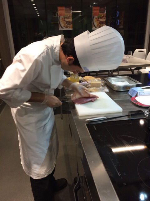 BlogFoieGras's tweet photo. Dimitri Carrozza présente sa #recette de #Magret et #FoieGras aux membres du jury du #challengeFoieGras. Résultats à venir... 😁 https://t.co/gXEhmTTs6y