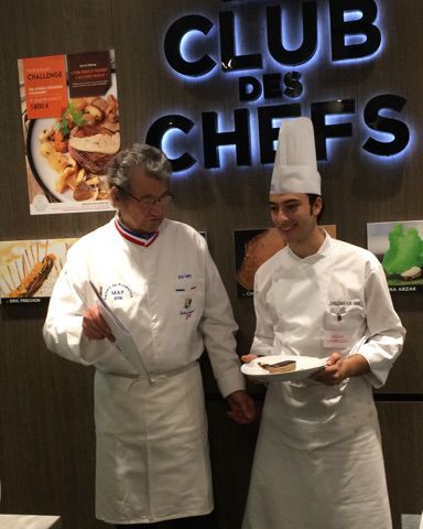 BlogFoieGras's tweet photo. Dimitri Carrozza présente sa #recette de #Magret et #FoieGras aux membres du jury du #challengeFoieGras. Résultats à venir... 😁 https://t.co/gXEhmTTs6y