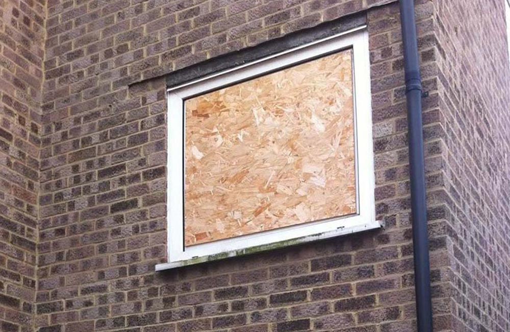 RocketLocksmith's tweet image. If you get a broken window, you can call me for a speedy and secure boarding up job like this one. #boardingup #bedford #locksmith #security
