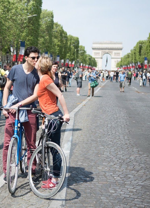 Paris's tweet photo. Près de 10 000 mariages sont célébrés chaque année dans la capitale de l'amour ❤️

👉 https://t.co/WD2UFWWfkt https://t.co/m1BdUDZALj