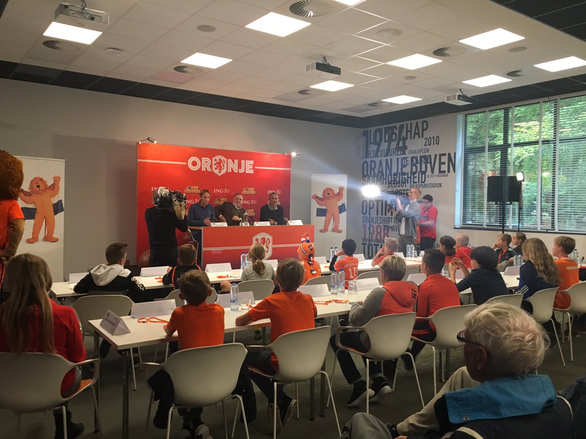 mdstenvert's tweet image. Kidsperconferentie op de KNVB Campus in Zeist met Avocaat en Gullit. Erg leuke vragen. #lovemyjob