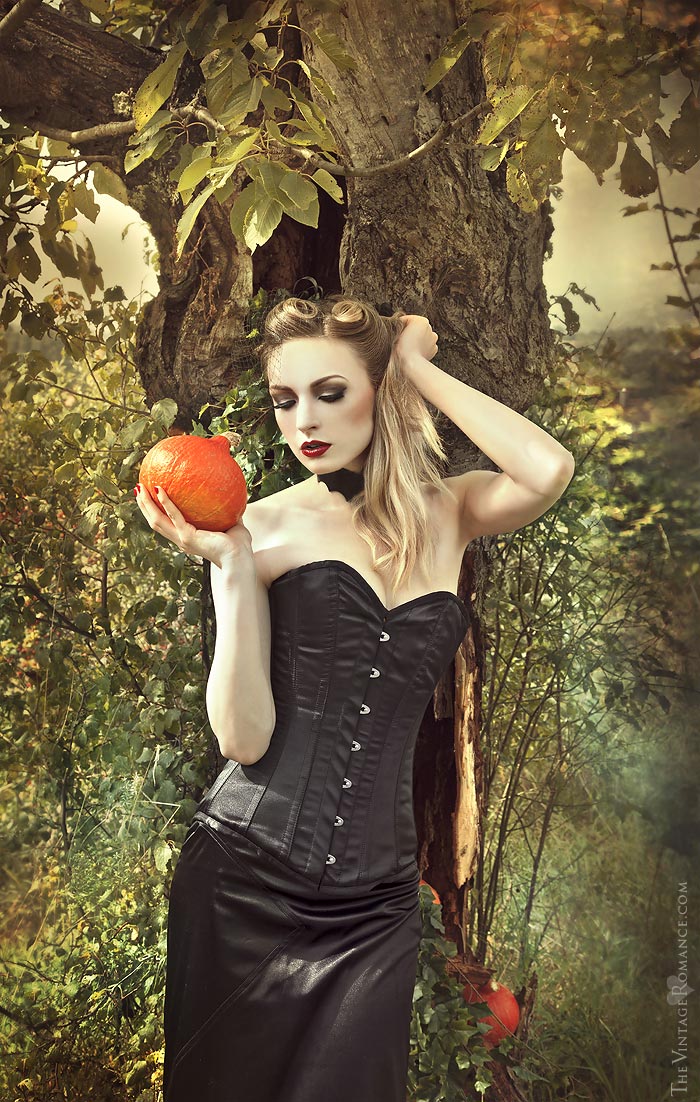 Here's @Evalerie of https://t.co/cOncEJXr7H getting into the #Halloween spirit in one of our black overbust corsets. https://t.co/RCSFsKQBRW https://t.co/ZqnLasVt2X