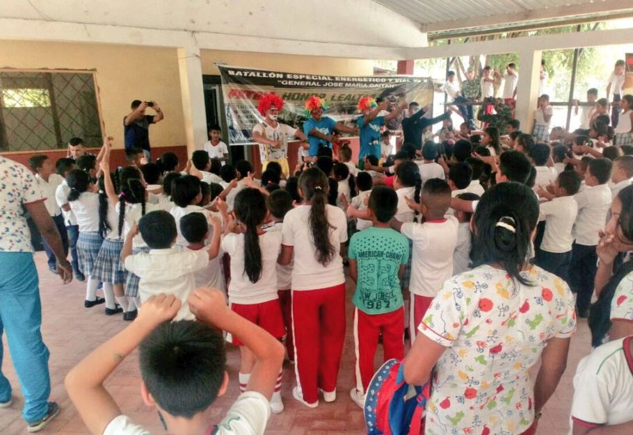 FuerzasMilCol's tweet photo. #EstamosEnaelCorazón de los colombianos y ahí nos vamos a quedar. Con este mensaje llegamos a la vereda achiote #Baeev9 #FelizMiércoles https://t.co/fSObs4sD91
