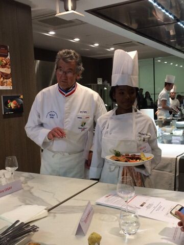 BlogFoieGras's tweet photo. Nicaury Faure présente sa #recette de #Magret et #FoieGras aux membres du jury du #challengeFoieGras. Qui sera le gagnant ? 😁 https://t.co/9TzoaaztGX
