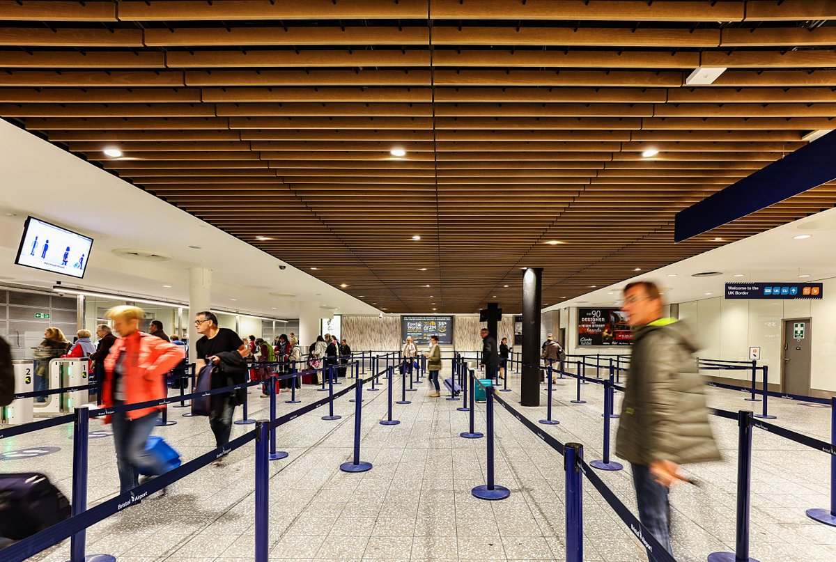 HunterDouglasUK's tweet image. Travelling via @BristolAirport during this half term? 
Look up to see our warm and calming #LinearCeiling - ow.ly/dc4e30g7ek9
