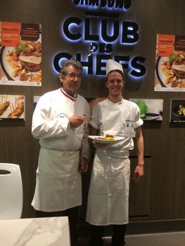 BlogFoieGras's tweet photo. Kevin Lepetit présente sa #recette de #Magret et #FoieGras aux membres du jury du #challengeFoieGras. Bientôt les résultats ! 😁 https://t.co/IFbl2TIBkH