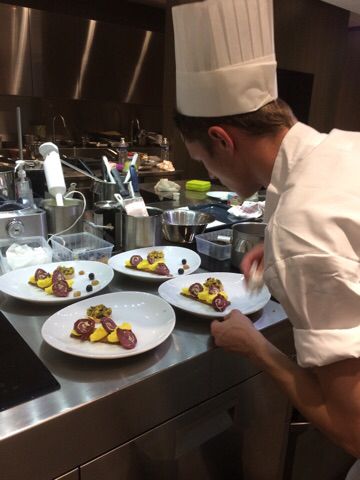 BlogFoieGras's tweet photo. Kevin Lepetit présente sa #recette de #Magret et #FoieGras aux membres du jury du #challengeFoieGras. Bientôt les résultats ! 😁 https://t.co/IFbl2TIBkH