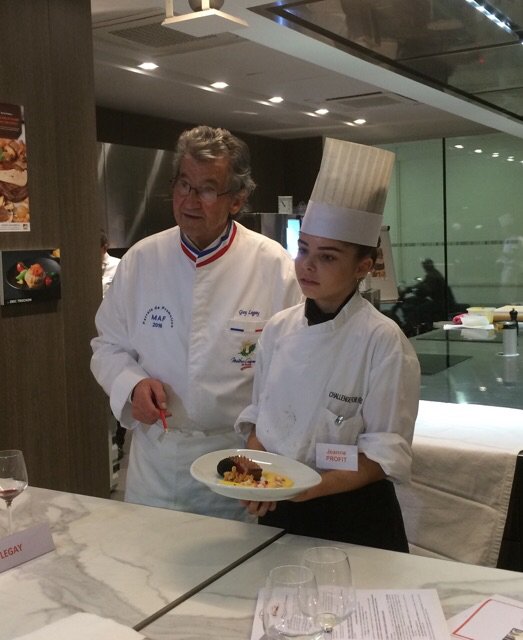 BlogFoieGras's tweet photo. Jeanne Profit présente sa #recette de #Magret et #FoieGras aux membres du jury du #challengeFoieGras.  Hâte de connaitre le gagnant ! 🏆 https://t.co/FeNTe1kRmp