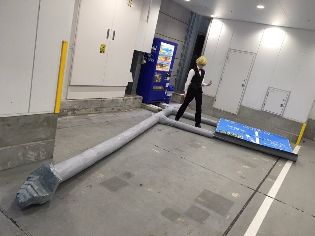 ななしの 今年も迷惑な 平和島静雄 レイヤーが大物を持ち込もうとしてるんですが 去年の様子を知らない人も多いみたいなので載せておきます 去年はガードレールなんてメじゃないほどおっきくて邪魔な 標識 運営は特に注意してなかったな 平和島静雄