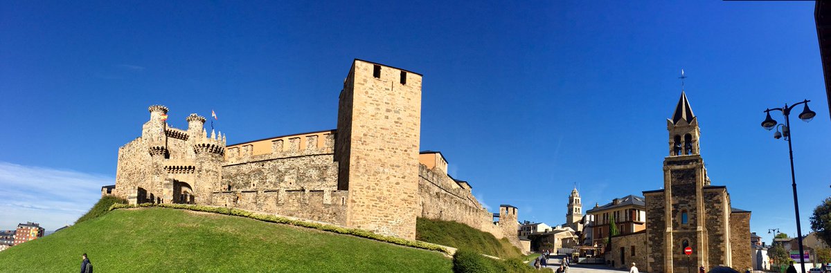 VillarrealCF's tweet photo. ¡Hola, Ponferrada! ¡Los groguets 💛 estamos encantados de conocerte 🤗! https://t.co/5zy1A9Edvs