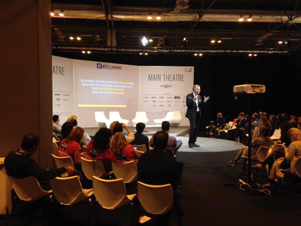 Smartup_Digital's tweet photo. El futuro de las marcas en una palabra: #Brandoffon. ¡Gran ponencia de @AndyStalman Stalman 😀#eShowMAD17 #Smarteshow https://t.co/m7twZq20VV