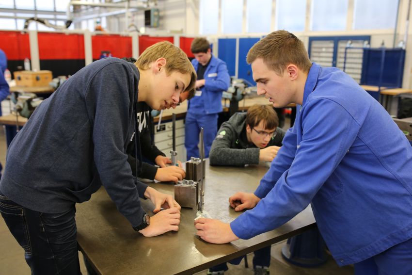 gestamp's tweet photo. #Gestamp Bielefeld Training Center participates in the #experiMINT autumn camp. 20 pupils learn more about technical jobs! https://t.co/Ej7ZDukcuV