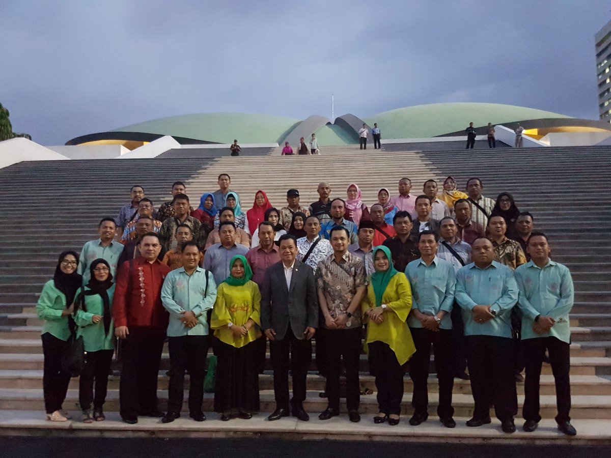roemkono_id's tweet photo. Mengajak para Camat, Lurah dan Kadis Provinsi Gorontalo berfoto di depan Gedung MPR/DPR/DPD RI dan Ruang Rapat Paripurna Utama. https://t.co/Wsmre0s4HI