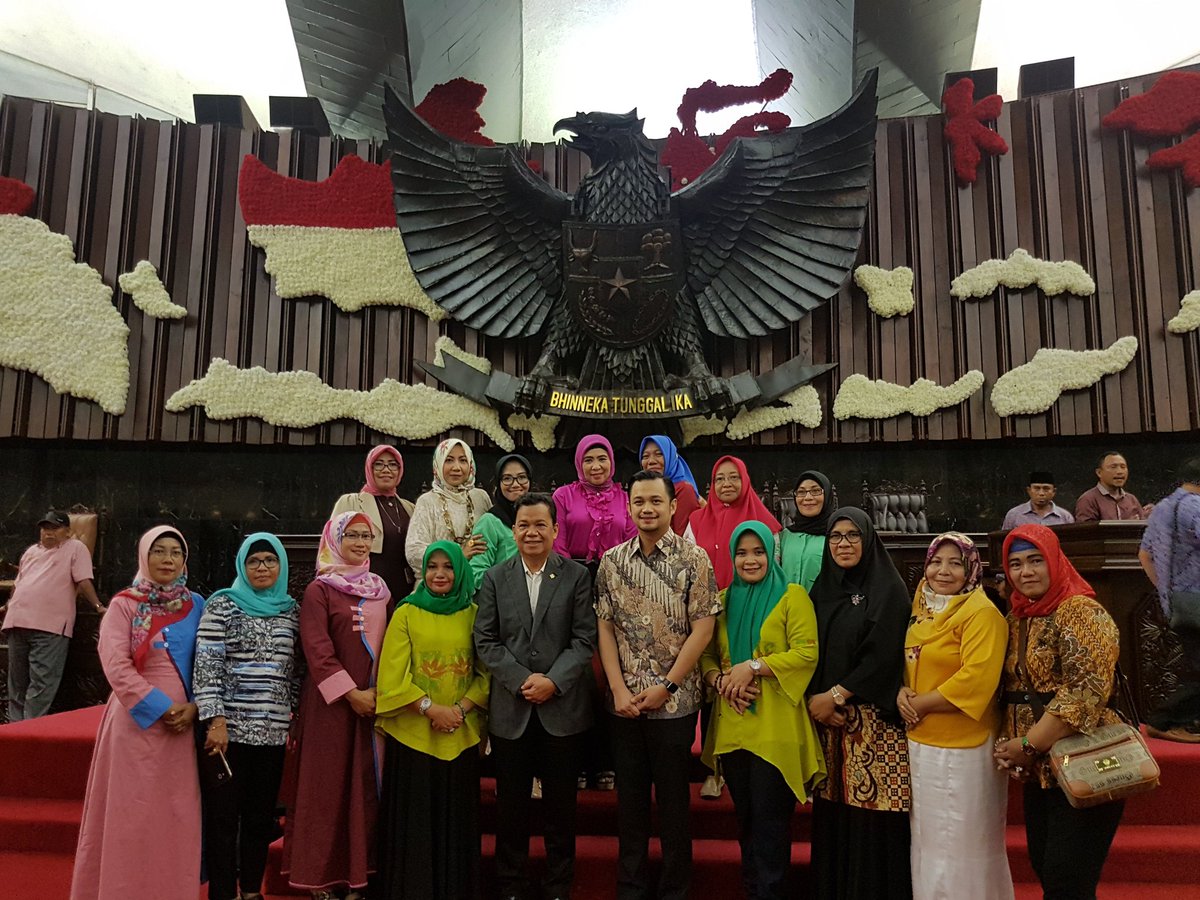 roemkono_id's tweet photo. Mengajak para Camat, Lurah dan Kadis Provinsi Gorontalo berfoto di depan Gedung MPR/DPR/DPD RI dan Ruang Rapat Paripurna Utama. https://t.co/Wsmre0s4HI