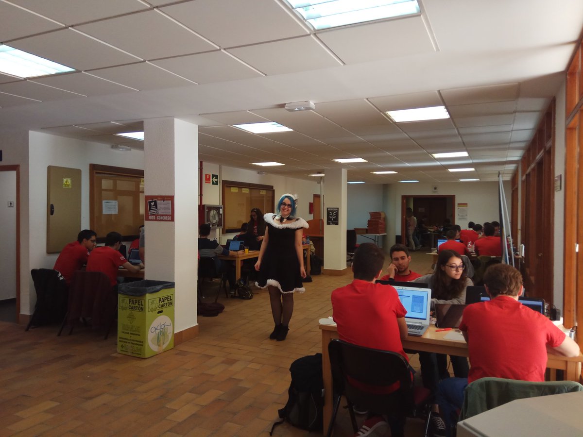 CoralCalero's tweet photo. Aquí ya empieza a oler... a PIZZA!!! 🍕💻💪#hackatonESI #Talentum #fotoESI. Ánimo a todos, participantes y organizadores 👏👏 https://t.co/wtVrnen2MG