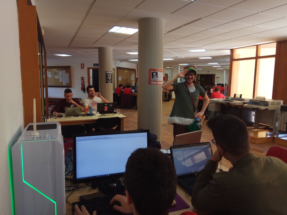 CoralCalero's tweet photo. Aquí ya empieza a oler... a PIZZA!!! 🍕💻💪#hackatonESI #Talentum #fotoESI. Ánimo a todos, participantes y organizadores 👏👏 https://t.co/wtVrnen2MG