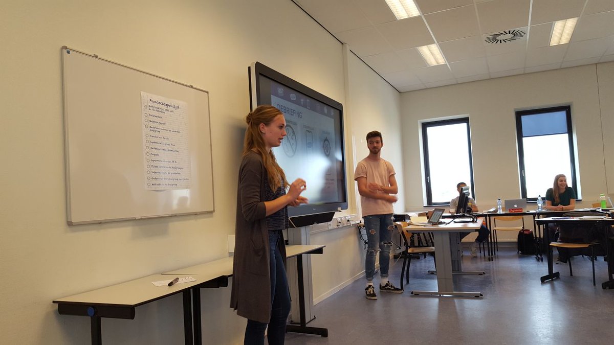 JanKrol6's tweet photo. Studenten #CMD #Avans presenteren bevindingen studentcommunity #Growcampus. Uitdaging: de wereld van bedrijven en studenten dichter bij elkaar brengen. https://t.co/RkLsU506yC