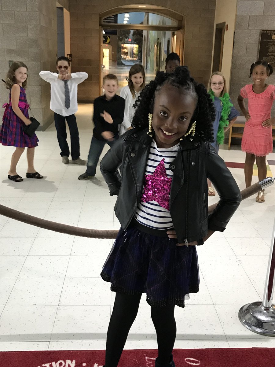 OPESGuidance's tweet photo. Red Ribbon Week at Old Pointe! Check out these STARS! @OldPointeElem  #rrwyolo#redcarpetready https://t.co/25eJMIc6Sf