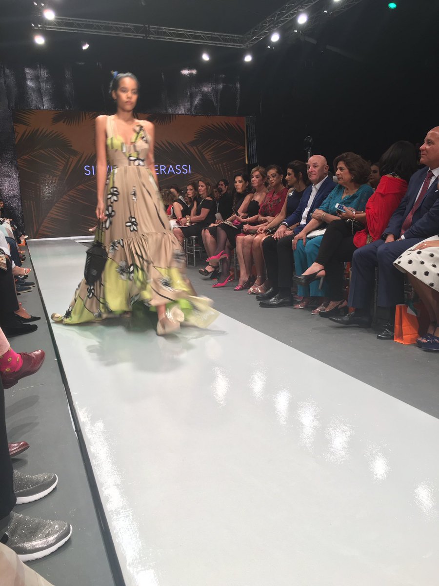 RevistaAlaModa's tweet photo. El cierre de Dominicana Moda estuvo a cargo de la diseñadora Colombiana @SilviaTcherassi #DM2017 #DominicanaModa AlaModa https://t.co/lZQk5sTIBJ