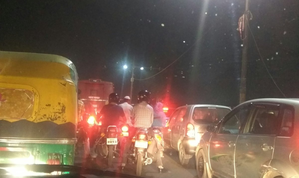 onlyproudindian's tweet photo. #lucknowjam #GPOcrossing #lalbaati #bandariyabagh crossing #civilhospital https://t.co/3ytdhLN6DB