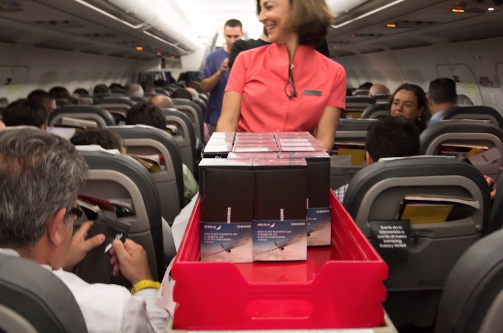 market2dayweb's tweet photo. Samsung tira la casa por la ventana y regala 200 Note 8 en un vuelo de Iberia https://t.co/bR2GLNdxQ7 https://t.co/voEuCHnfmQ