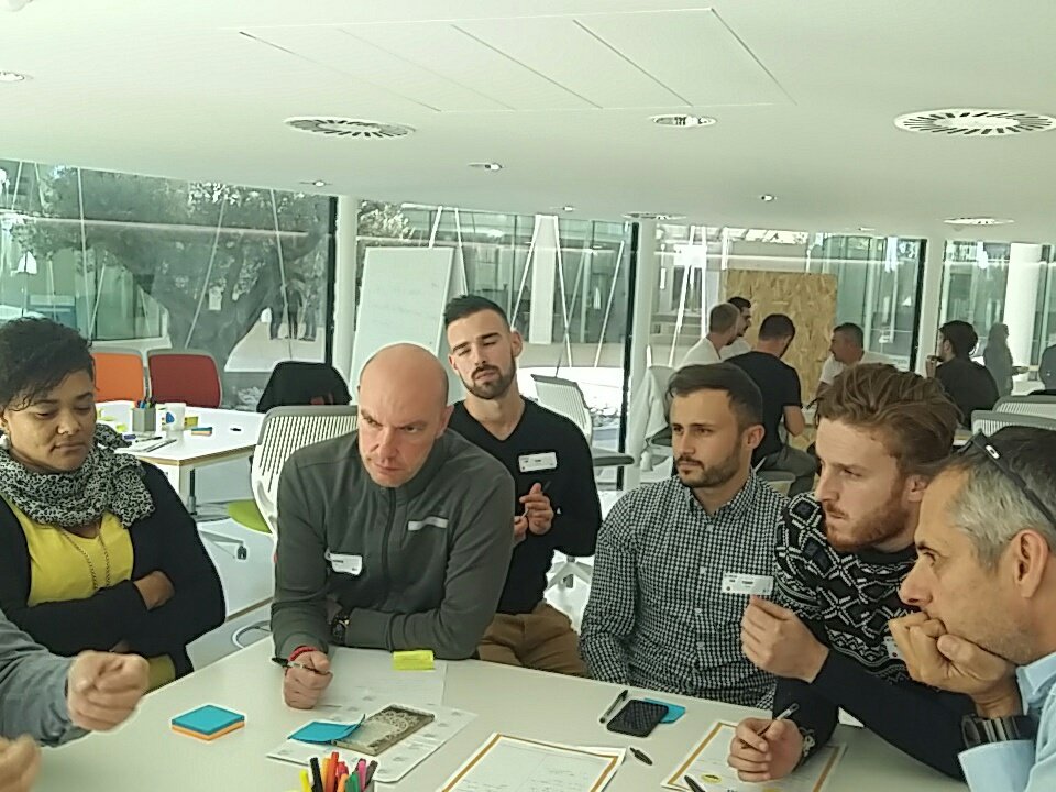 LVORONGRDFAVI's tweet photo. #Creativday ouf les cerveaux chauffent et les échanges s'enflamment ! Motivation et bon esprit...😉 https://t.co/QE07WMXfzR