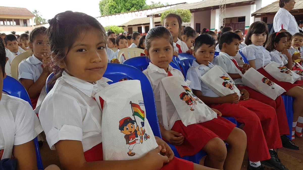 mindefbolivia's tweet photo. #Ahora/ Viceministro #Begazo presente en la U.E. ‘Alto de la Alianza’ para el inicio de pago del #BonoJuacitoPinto en #Guayaramerín https://t.co/jAoZmF3fhN