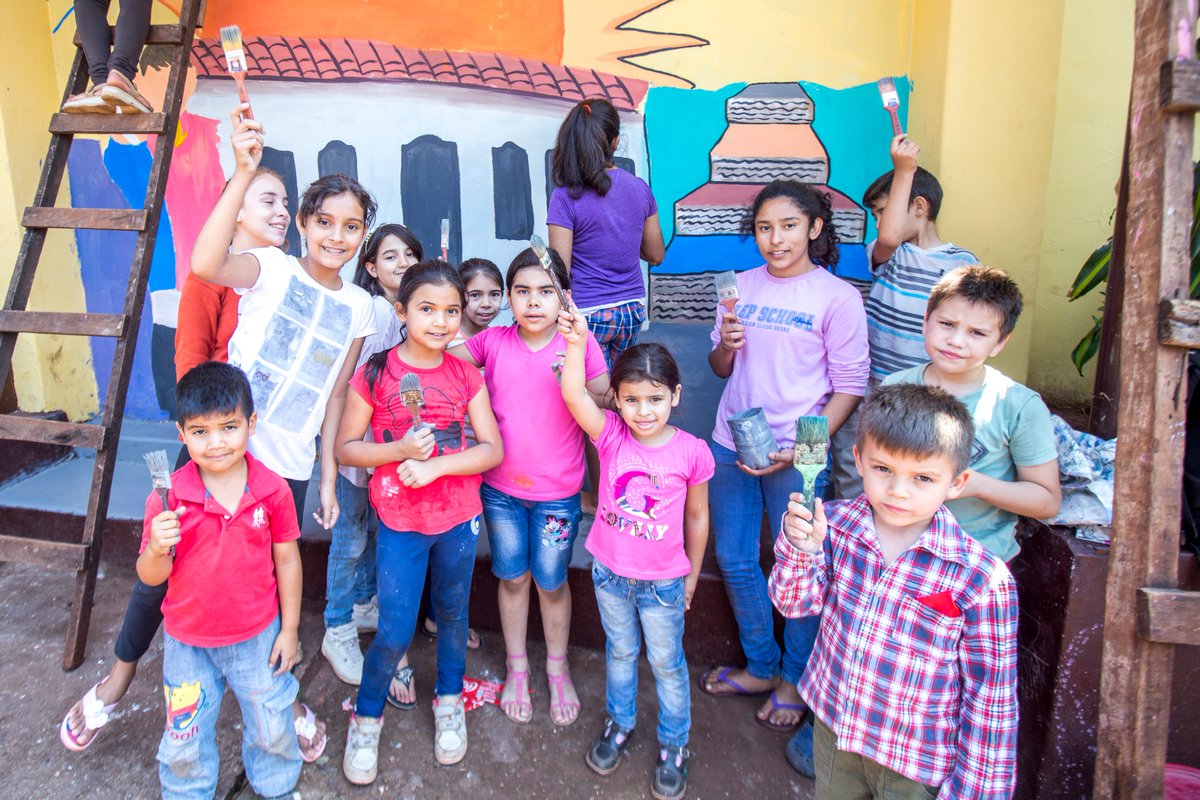 municpf's tweet photo. Niños de 5 a 15 años, estudiantes de la Escuela Municipal de Artes realizan mural sobre la Independencia y la Educación Paraguaya. https://t.co/gmgcgWvHy6